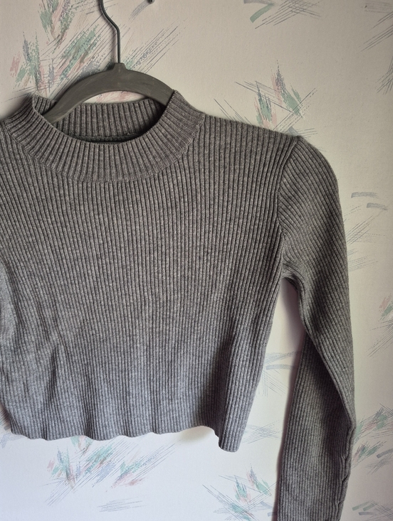 Brandy Melville Gray Ribbe Knit Cropped Sweater Long Sleeve - Picture 2 of 10